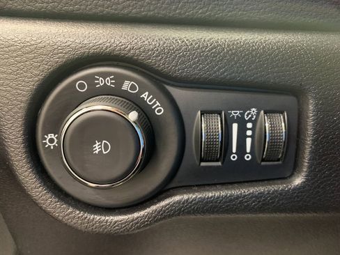 Used 2025 Chrysler Pacifica Limited image 12