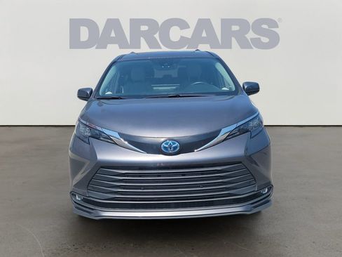 Used 2025 Toyota Sienna XLE FWD image 2