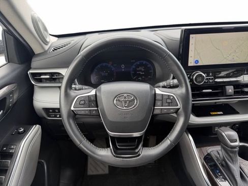 Used 2023 Toyota Highlander Platinum AWD/4WD image 12
