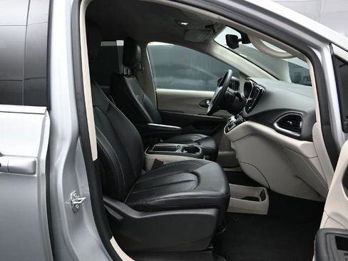 Used 2024 Chrysler Pacifica Touring-L image 24