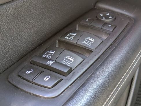 Used 2025 Chrysler Pacifica Select image 27