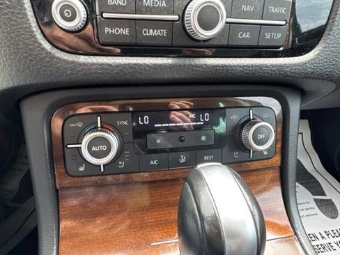 Used 2016 Volkswagen Touareg VR6 AWD/4WD image 34