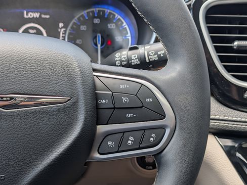 Used 2022 Chrysler Pacifica Limited image 28