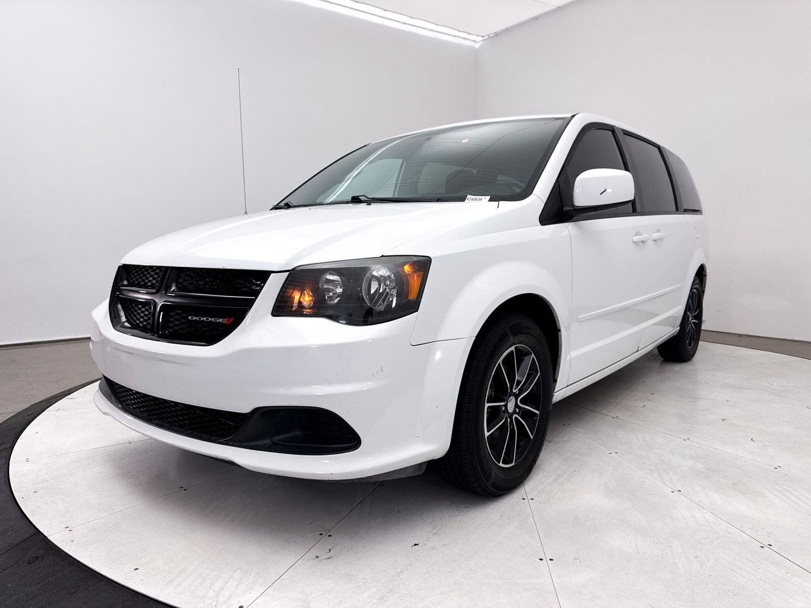 Used 2017 Dodge Grand Caravan SE FWD image 3