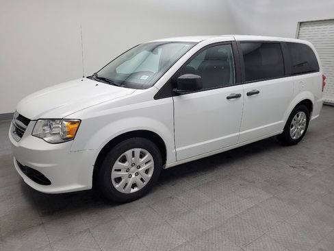 Used 2019 Dodge Grand Caravan SE image 2