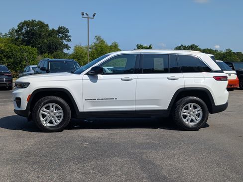Used 2023 Jeep Grand Cherokee Laredo w/ Trailer Tow Prep Group (B) RWD image 6