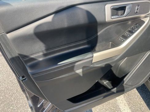 Used 2023 Ford Explorer XLT image 11