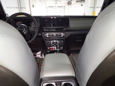 Used 2025 Jeep Gladiator Mojave AWD/4WD image 10