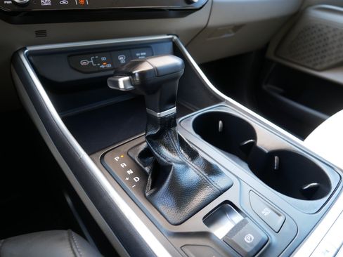 Used 2025 Kia Carnival FWD image 24