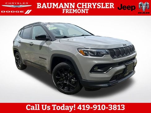 Used 2023 Jeep Compass Latitude w/ Sun and Sound Group AWD/4WD image 1