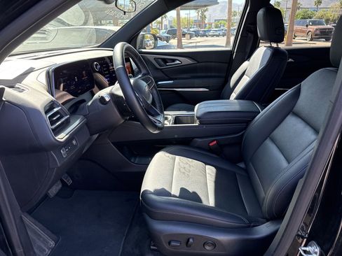 Used 2025 Chevrolet Traverse LT image 10