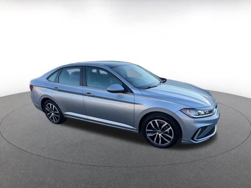 Used 2025 Volkswagen Jetta SE image 2