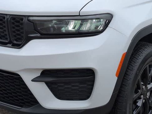 Used 2025 Jeep Grand Cherokee Altitude image 11