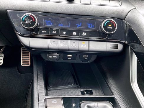Certified 2025 Hyundai Elantra SEL FWD image 33