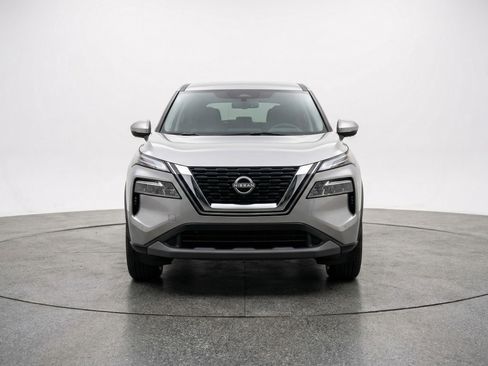 Used 2025 Nissan Rogue SV image 2