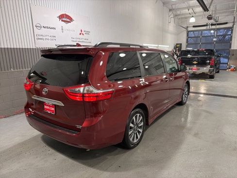 Used 2020 Toyota Sienna Limited image 3