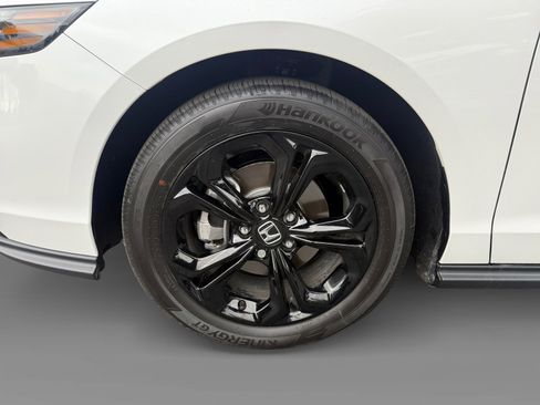 Certified 2025 Honda Accord SE image 9