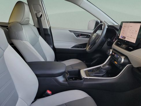 Used 2023 Toyota RAV4 XLE Premium image 5