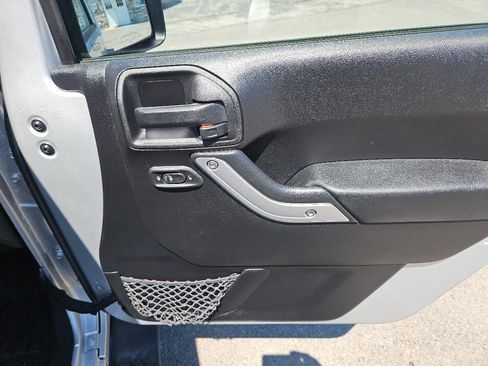 Used 2012 Jeep Wrangler Sahara w/ Connectivity Group AWD/4WD image 19