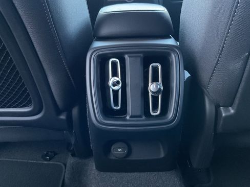 Used 2024 Volvo XC40 B5 Core image 18