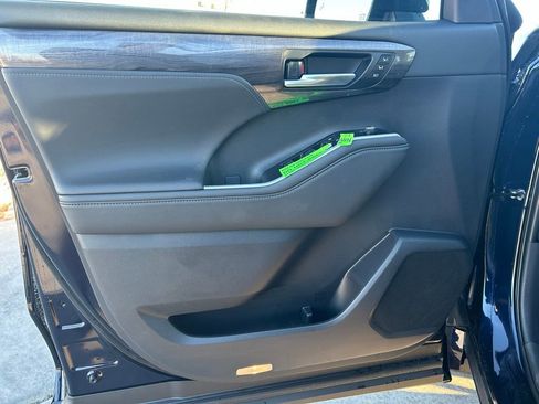 Used 2026 Toyota Highlander Platinum image 10