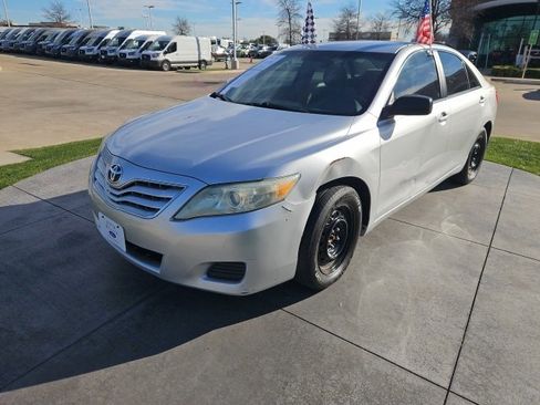 Used 2011 Toyota Camry LE image 3