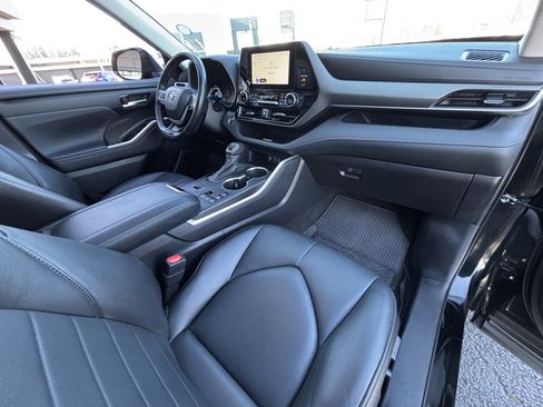 Used 2023 Toyota Highlander XLE image 10