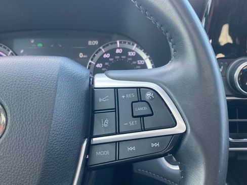 Used 2024 Toyota Highlander XLE FWD image 16