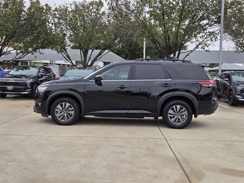 Used 2024 Nissan Pathfinder SV w/ SV Premium Package image 12