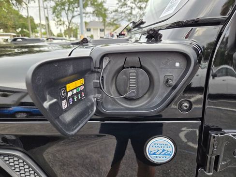 Used 2024 Jeep Wrangler Unlimited Sahara w/ Technology Group AWD/4WD image 15