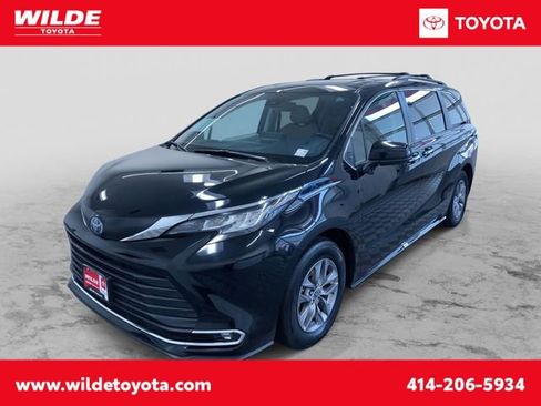 Used 2023 Toyota Sienna XLE image 1