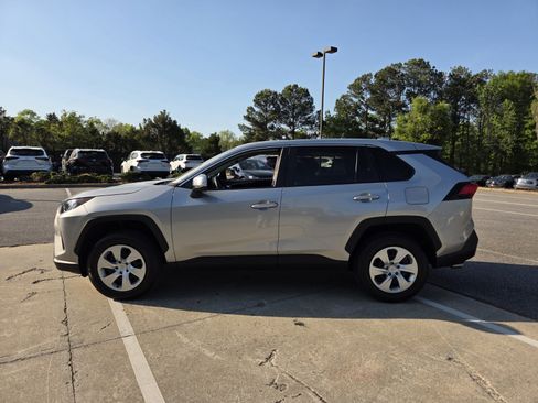 Used 2022 Toyota RAV4 LE image 8