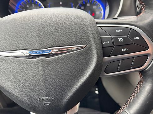 Used 2020 Chrysler Pacifica Touring-L image 30