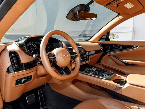 Used 2025 Aston Martin DBX 707 image 3