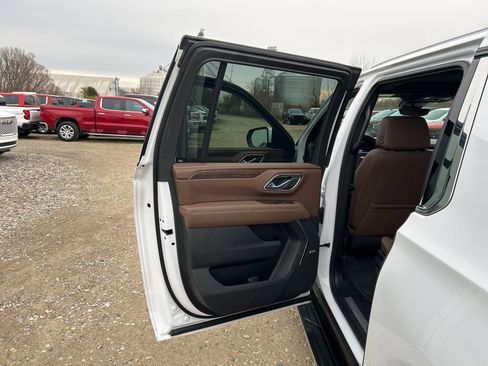 Used 2024 Chevrolet Suburban High Country image 19