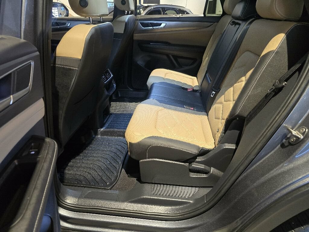 Used 2024 Volkswagen Atlas Cross Sport SE w/ Panoramic Sunroof Package FWD image 22