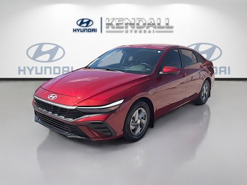 Used 2025 Hyundai Elantra SE image 3