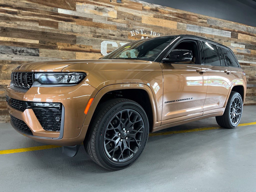 New 2027 Jeep Grand Cherokee Summit w/ Adv Protech Group IV AWD/4WD image 14