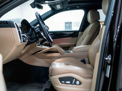 Used 2019 Porsche Cayenne image 38