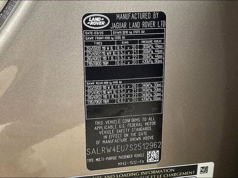 New 2025 Land Rover Discovery Metropolitan Edition image 8