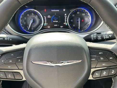 Used 2025 Chrysler Pacifica Limited FWD image 10