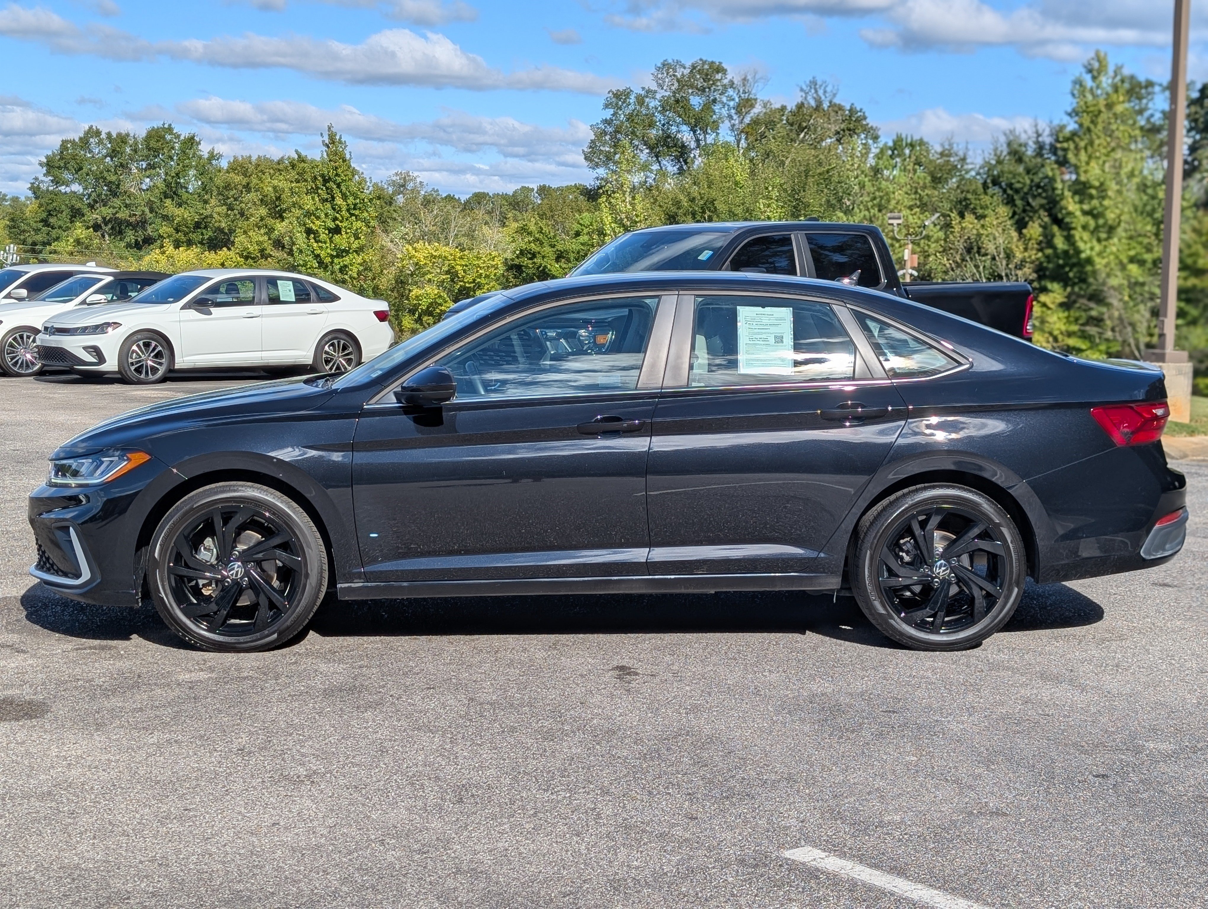 Used 2025 Volkswagen Jetta SE w/ Sunroof Package FWD image 6