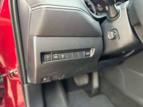 Used 2024 Toyota Venza image 17