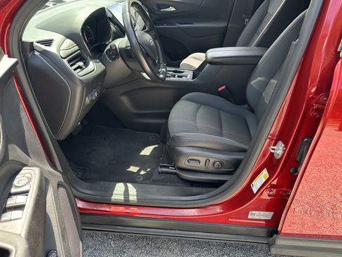 Used 2022 Chevrolet Equinox RS w/ Infotainment Package image 9