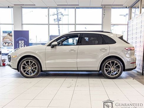 Used 2023 Porsche Cayenne w/ Premium Package image 6