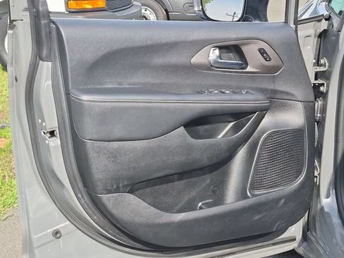 Used 2025 Chrysler Pacifica Select FWD image 19