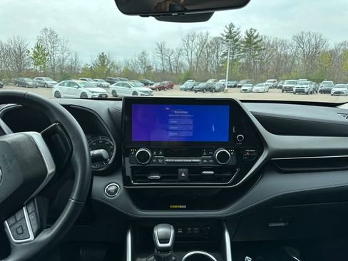 Used 2023 Toyota Highlander XLE AWD/4WD image 25