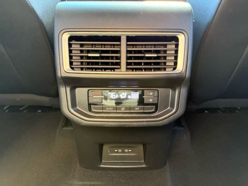 Used 2025 Volkswagen Atlas SE image 27