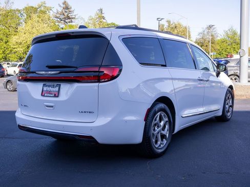 Used 2023 Chrysler Pacifica Limited FWD image 7
