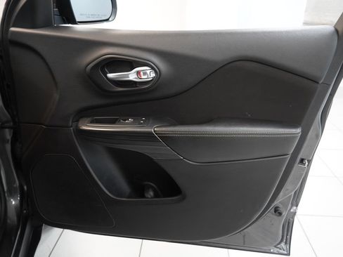 Used 2016 Jeep Cherokee Latitude w/ Comfort/Convenience Group AWD/4WD image 35
